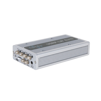 Ettus USRP E310 互換性 2 TX/RX チャネル AD9361 RF 70MHz-6 GHz 56 MHz BW 各 1 × 10/100/1000 BASE-T イーサネット 2 × USB ポート USRP ソフトウェア定義ラジオデバイス